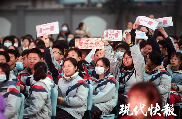 2025新澳门正版免费挂牌灯牌,警惕虚假宣传,结论解释提升,警惕虚假宣传，关于澳门正版挂牌灯牌的真伪与提升公众认知的重要性