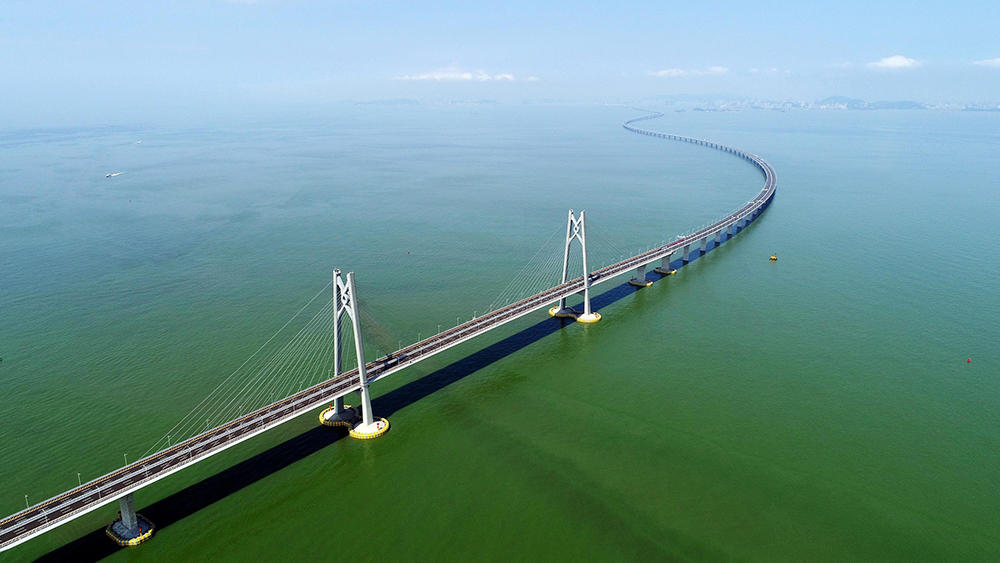 2025新澳门和香港正版免费资本车,全面释义、解释与落实,探索未来的繁荣之路，澳门与香港资本车的全面释义、解释与落实